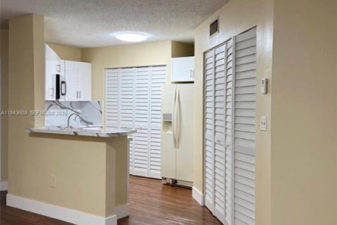 Condominio en alquiler en Hialeah, Florida, 2 dormitorios, 91.23 m2 № 1836823 - foto 3
