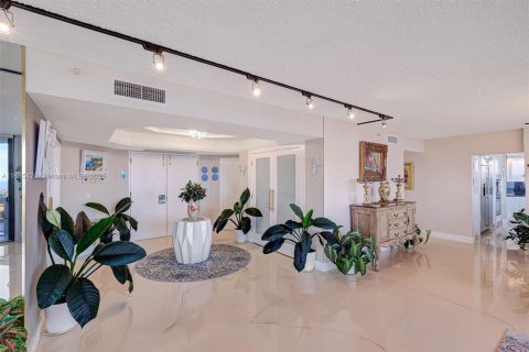 Condo in Aventura, Florida, 3 bedrooms in LANDMARK  № 1423903 - photo 17