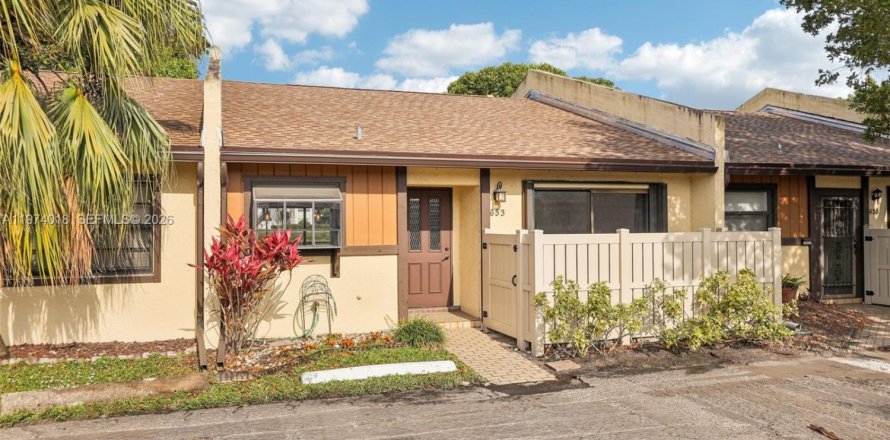 House in Margate, Florida 2 bedrooms, 101.45 sq.m. № 2033630