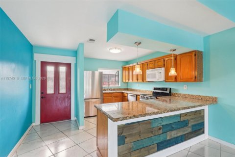 House in Margate, Florida 2 bedrooms, 101.45 sq.m. № 2033630 - photo 15