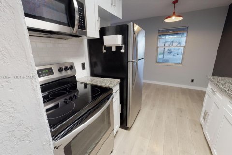 Villa ou maison à louer à Fort Lauderdale, Floride: 3 chambres, 84.73 m2 № 1949283 - photo 5