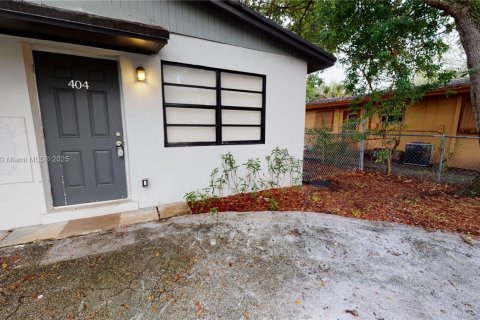 Villa ou maison à louer à Fort Lauderdale, Floride: 3 chambres, 84.73 m2 № 1949283 - photo 1