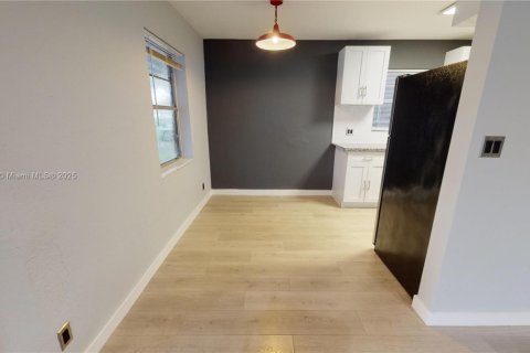 Villa ou maison à louer à Fort Lauderdale, Floride: 3 chambres, 84.73 m2 № 1949283 - photo 3