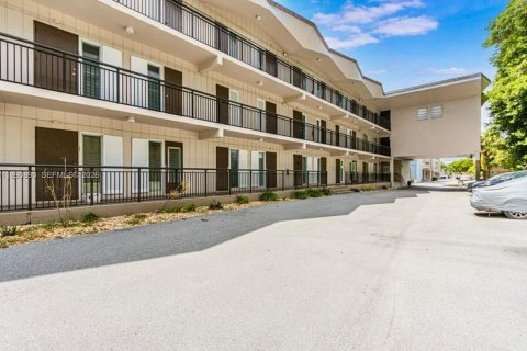 Condominio en alquiler en Lauderdale-by-the-Sea, Florida, 1 dormitorio, 65.96 m2 № 2058066 - foto 2