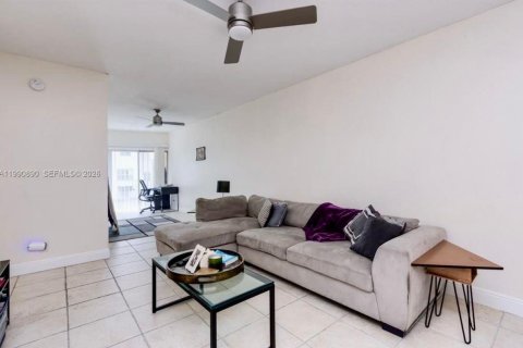 Condominio en alquiler en Lauderdale-by-the-Sea, Florida, 1 dormitorio, 65.96 m2 № 2058066 - foto 7