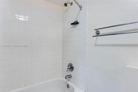 Condominio en alquiler en Lauderdale-by-the-Sea, Florida, 1 dormitorio, 65.96 m2 № 2058066 - foto 11