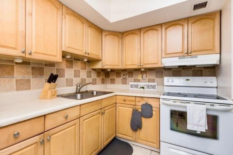 Condominio en alquiler en Lauderdale-by-the-Sea, Florida, 1 dormitorio, 65.96 m2 № 2058066 - foto 4