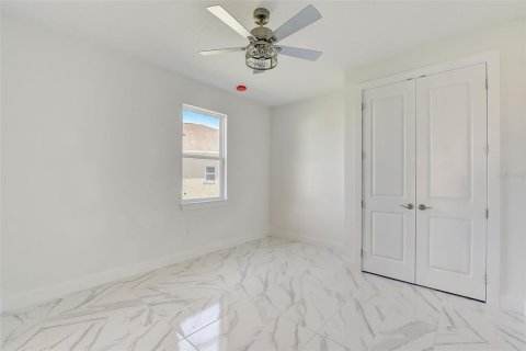 House in Apopka, Florida 5 bedrooms, 302.4 sq.m. № 2208056 - photo 15