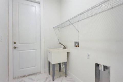 House in Apopka, Florida 5 bedrooms, 302.4 sq.m. № 2208056 - photo 22