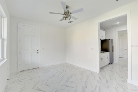 House in Apopka, Florida 5 bedrooms, 302.4 sq.m. № 2208056 - photo 21