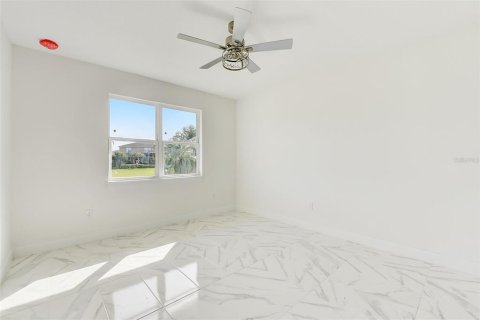 House in Apopka, Florida 5 bedrooms, 302.4 sq.m. № 2208056 - photo 7
