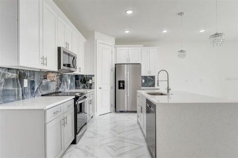 House in Apopka, Florida 5 bedrooms, 302.4 sq.m. № 2208056 - photo 8