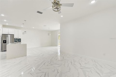 House in Apopka, Florida 5 bedrooms, 302.4 sq.m. № 2208056 - photo 4
