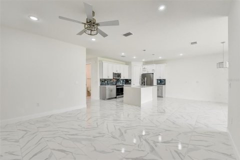 House in Apopka, Florida 5 bedrooms, 302.4 sq.m. № 2208056 - photo 5