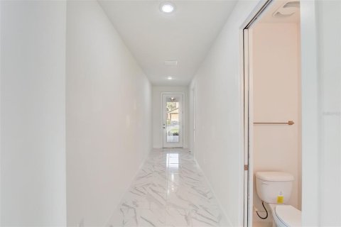 House in Apopka, Florida 5 bedrooms, 302.4 sq.m. № 2208056 - photo 3