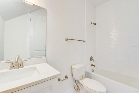 House in Apopka, Florida 5 bedrooms, 302.4 sq.m. № 2208056 - photo 25