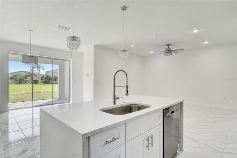House in Apopka, Florida 5 bedrooms, 302.4 sq.m. № 2208056 - photo 12