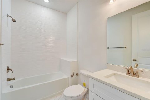 House in Apopka, Florida 5 bedrooms, 302.4 sq.m. № 2208056 - photo 16
