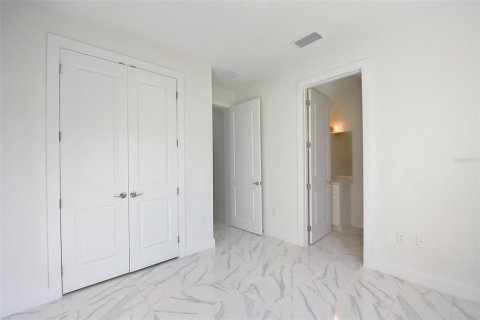 House in Apopka, Florida 5 bedrooms, 302.4 sq.m. № 2208056 - photo 24