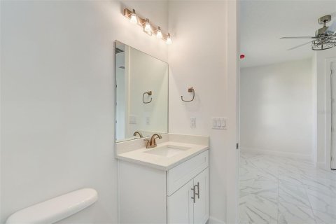 House in Apopka, Florida 5 bedrooms, 302.4 sq.m. № 2208056 - photo 17