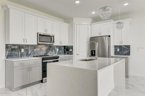House in Apopka, Florida 5 bedrooms, 302.4 sq.m. № 2208056 - photo 9