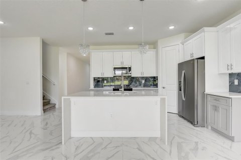 House in Apopka, Florida 5 bedrooms, 302.4 sq.m. № 2208056 - photo 10