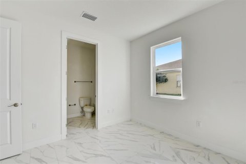 House in Apopka, Florida 5 bedrooms, 302.4 sq.m. № 2208056 - photo 23