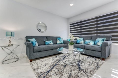 Снять в аренду виллу или дом в Хайалиа, Флорида 3 спальни, 186.55м2, № 2047171 - фото 3