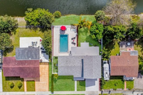 Снять в аренду виллу или дом в Хайалиа, Флорида 3 спальни, 186.55м2, № 2047171 - фото 12