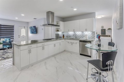 Снять в аренду виллу или дом в Хайалиа, Флорида 3 спальни, 186.55м2, № 2047171 - фото 5