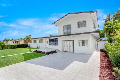 Снять в аренду виллу или дом в Хайалиа, Флорида 3 спальни, 186.55м2, № 2047171 - фото 2