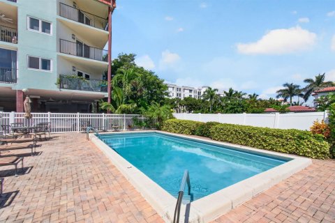Condo in Deerfield Beach, Florida, 2 bedrooms  № 2389904 - photo 10