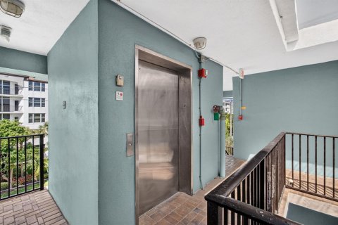 Condo in Deerfield Beach, Florida, 2 bedrooms  № 2389904 - photo 14