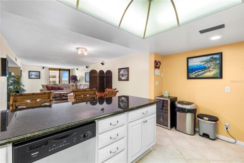 Condo in Clearwater, Florida, 2 bedrooms  № 2131273 - photo 17