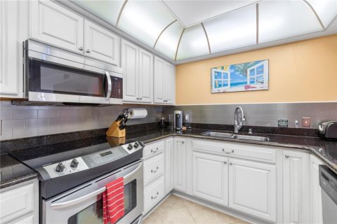 Condo in Clearwater, Florida, 2 bedrooms  № 2131273 - photo 16