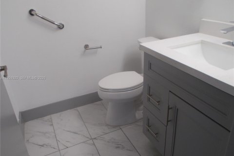 Condo in Pembroke Pines, Florida, 2 bedrooms  № 2080179 - photo 22