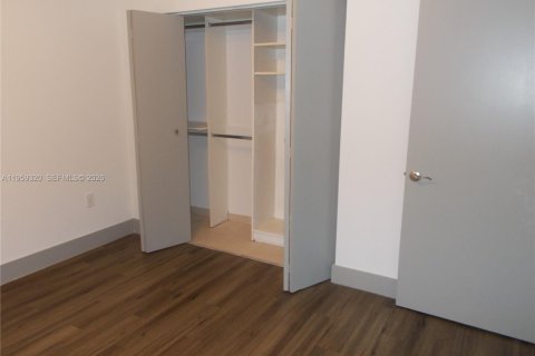 Condo in Pembroke Pines, Florida, 2 bedrooms  № 2080179 - photo 27