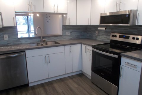 Condo in Pembroke Pines, Florida, 2 bedrooms  № 2080179 - photo 16