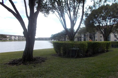 Condo in Pembroke Pines, Florida, 2 bedrooms  № 2080179 - photo 5