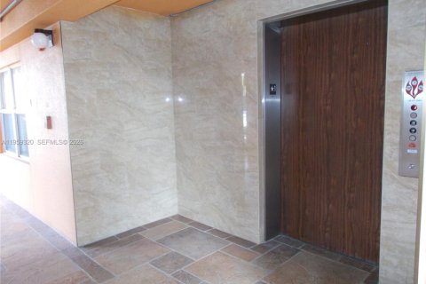 Condo in Pembroke Pines, Florida, 2 bedrooms  № 2080179 - photo 10