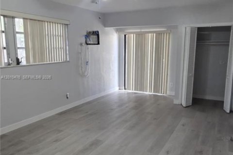 Commercial property in Hollywood, Florida 1 bedroom, 37.16 sq.m. № 2073393 - photo 12