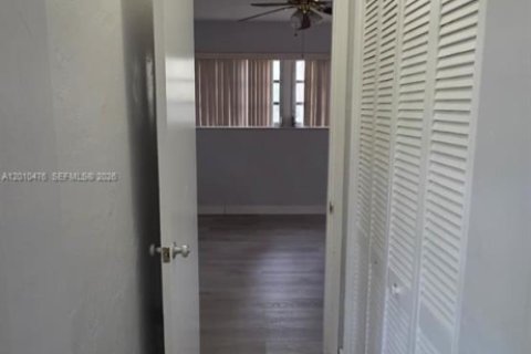 Commercial property in Hollywood, Florida 1 bedroom, 37.16 sq.m. № 2073393 - photo 11