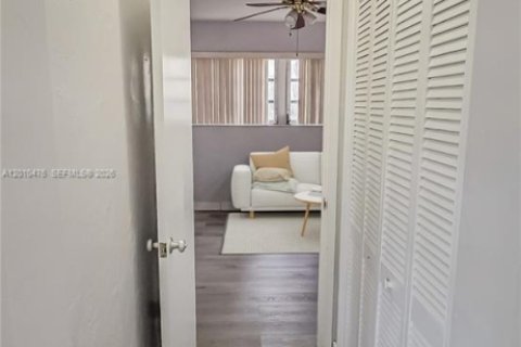 Commercial property in Hollywood, Florida 1 bedroom, 37.16 sq.m. № 2073393 - photo 7