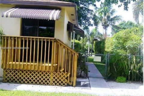 Commercial property in Hollywood, Florida 1 bedroom, 37.16 sq.m. № 2073393 - photo 2