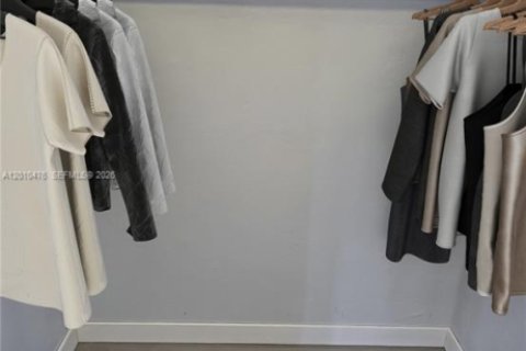 Commercial property in Hollywood, Florida 1 bedroom, 37.16 sq.m. № 2073393 - photo 9