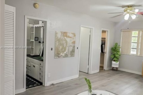 Commercial property in Hollywood, Florida 1 bedroom, 37.16 sq.m. № 2073393 - photo 10