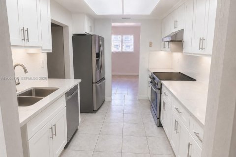 House in Hialeah, Florida 3 bedrooms, 162.3 sq.m. № 2248940 - photo 5