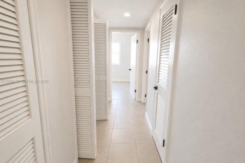 House in Hialeah, Florida 3 bedrooms, 162.3 sq.m. № 2248940 - photo 11