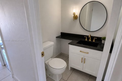 House in Hialeah, Florida 3 bedrooms, 162.3 sq.m. № 2248940 - photo 15