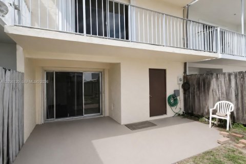 House in Hialeah, Florida 3 bedrooms, 162.3 sq.m. № 2248940 - photo 2